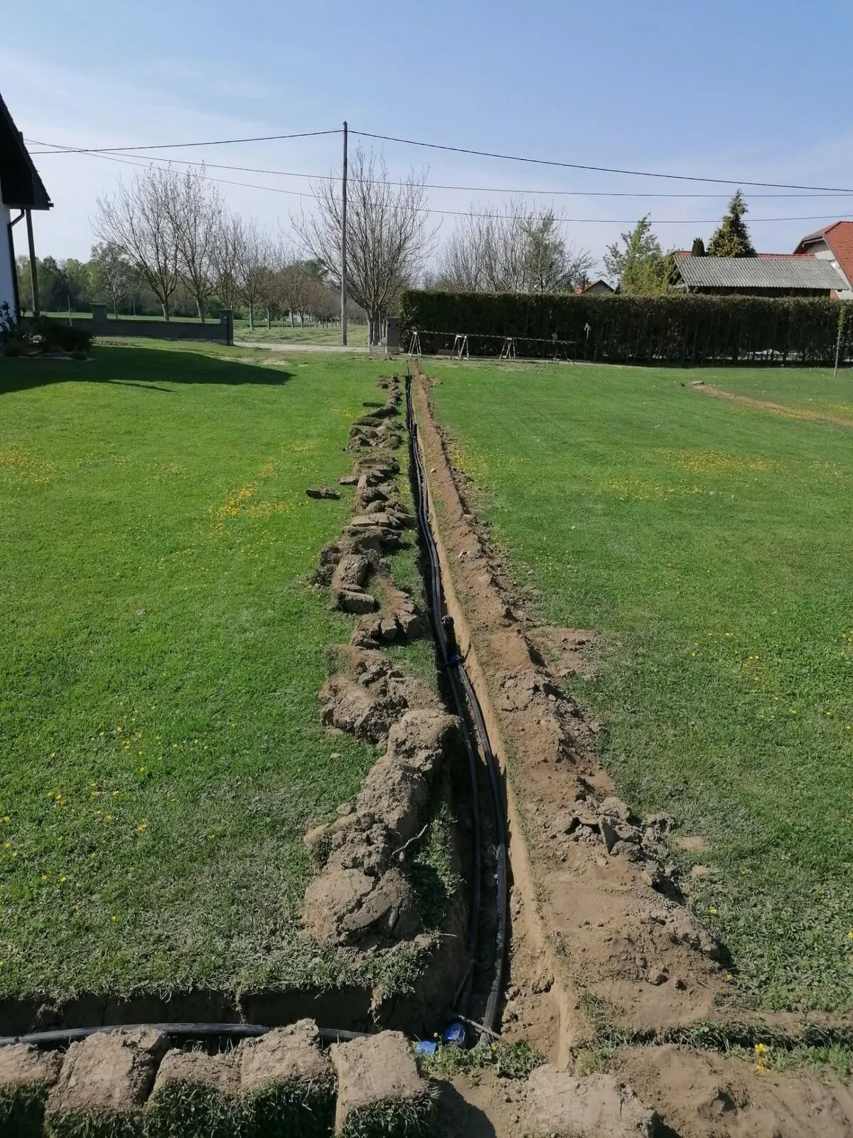 Polog cevi z odkopano travo
