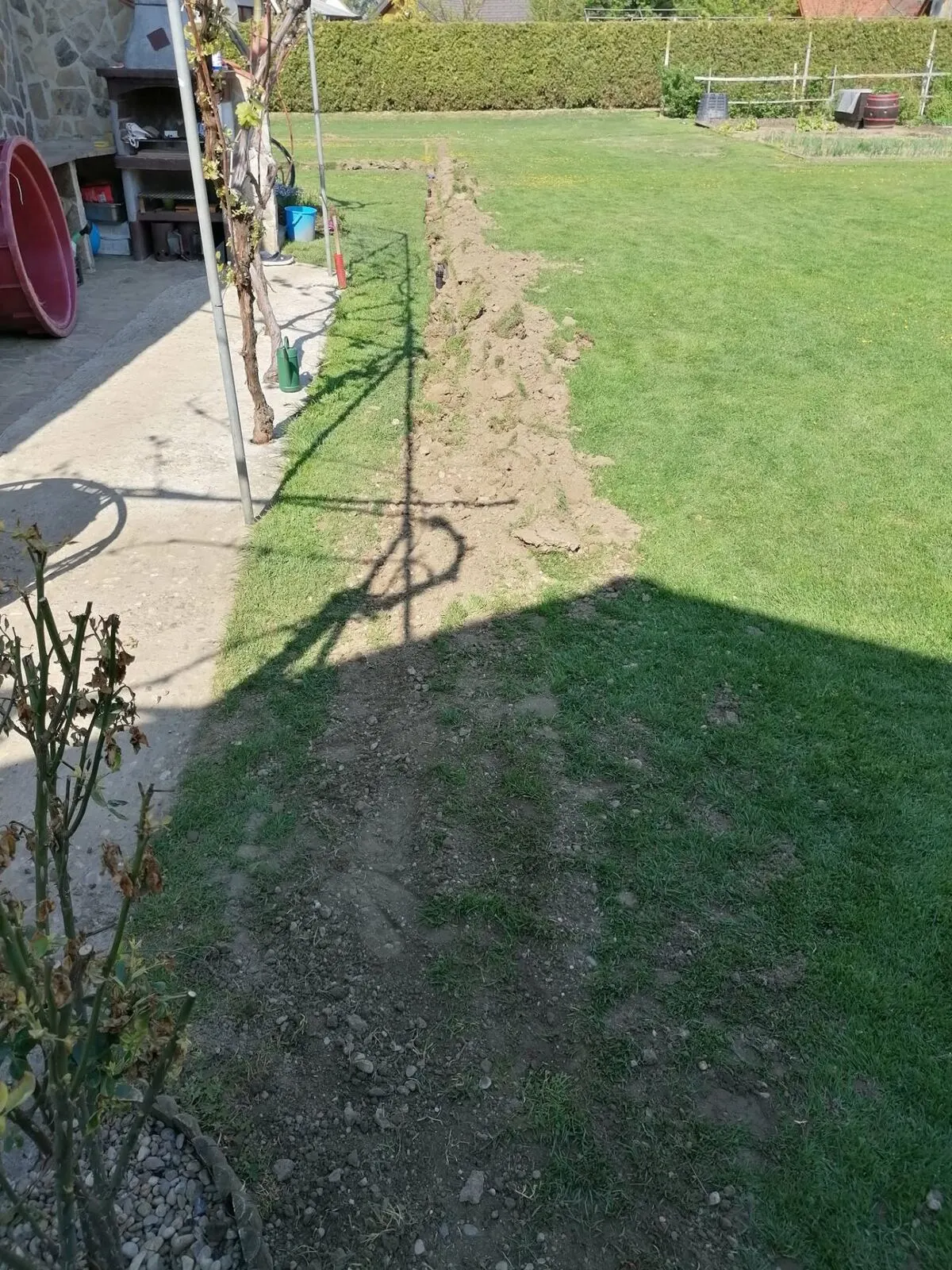 Polaganje cevi ob ograji in trati